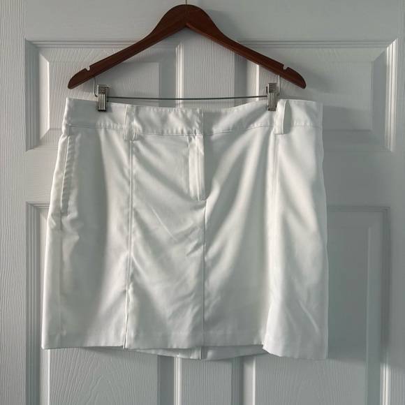 Izod Dresses & Skirts - Izod Golf White Skort Size 14